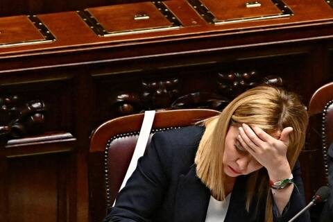 Meloni faşist olduğunu reddediyor ve İtalya'yı AB ve NATO'ya demirliyor