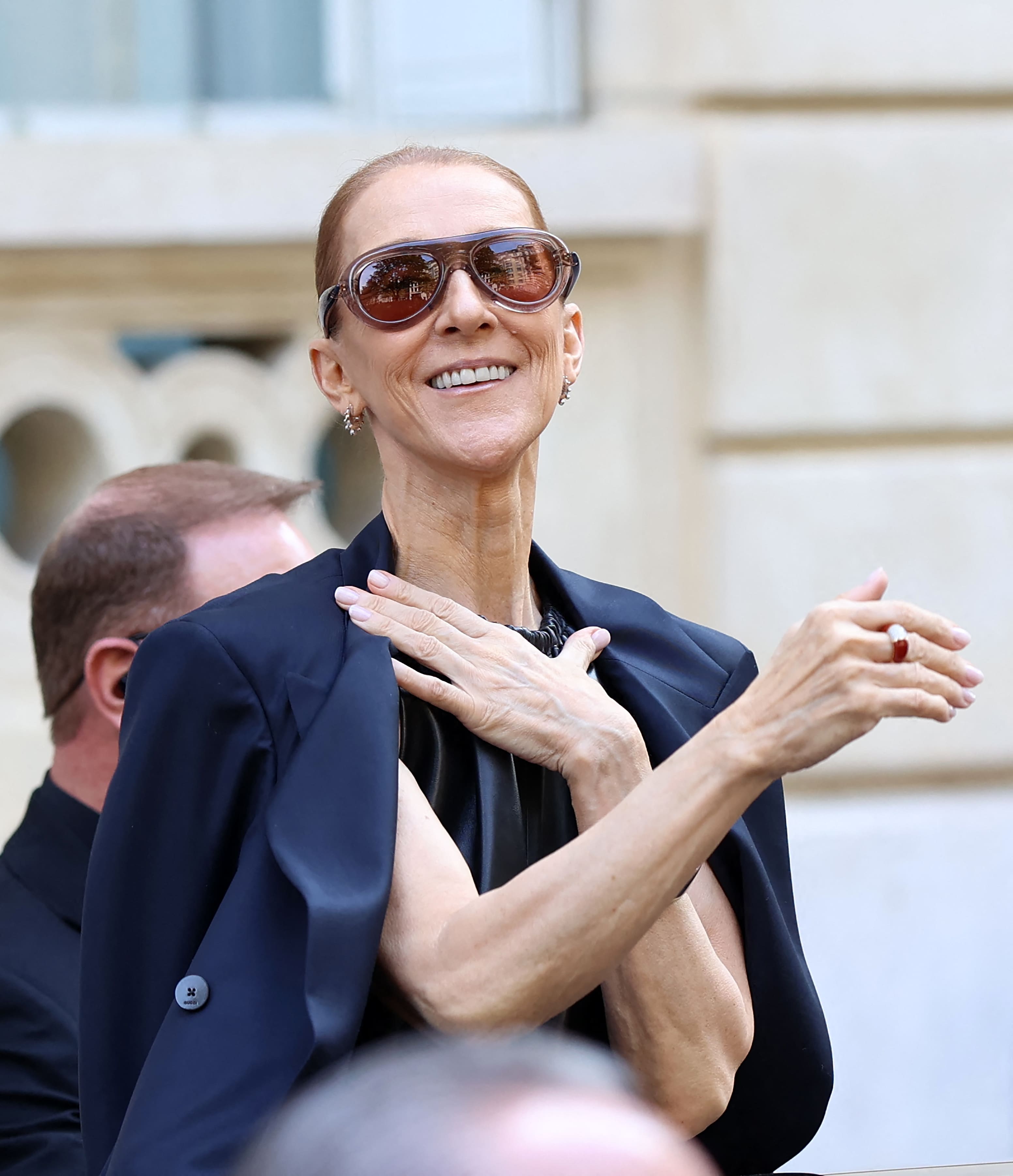 Découvrez la nouvelle robe époustouflante ornée de 11 000 perles et strass de Céline Dion