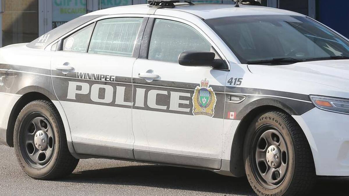 Winnipeg: un conducteur emboutit le quartier général de la police le soir du Nouvel An