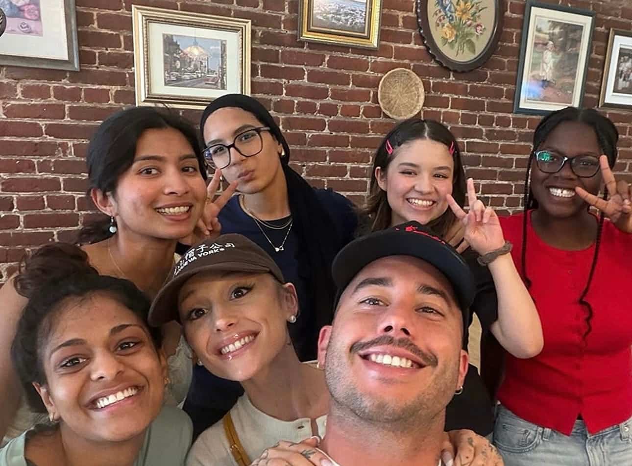 Ariana Grande, son amoureux et des clients du café Meekha