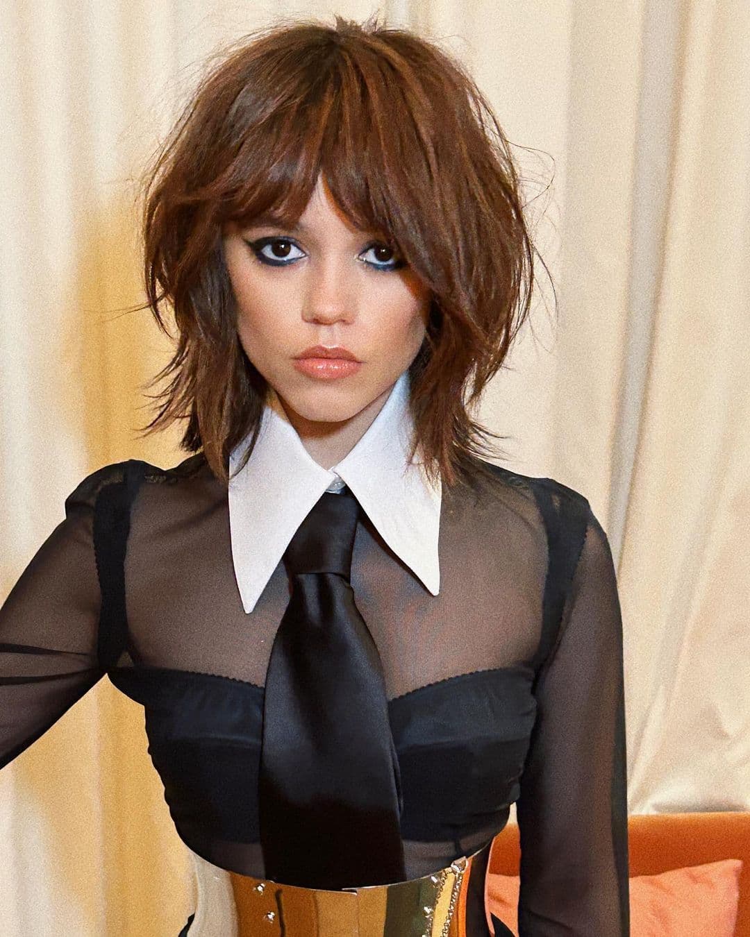 Jenna Ortega dévoile son dos dans une robe sexy