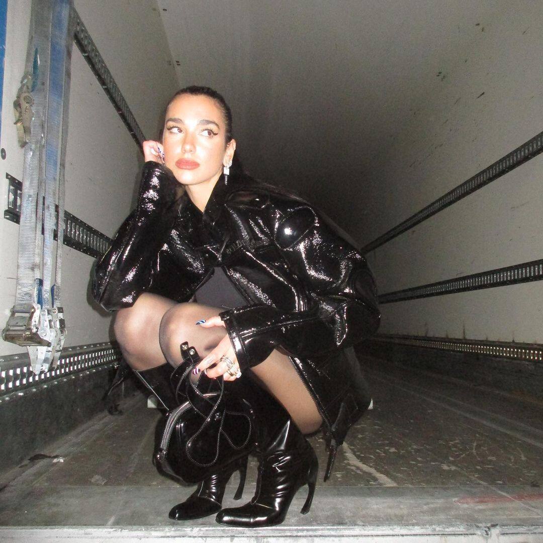 Dua Lipa adopte cette tendance denim controversée