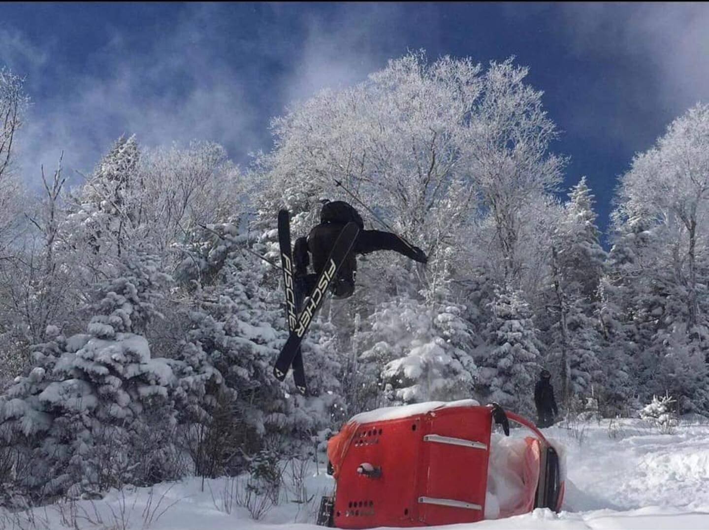 Mont-Sainte-Anne: des skieurs utilisent la gondole écrasée pour faire des acrobaties