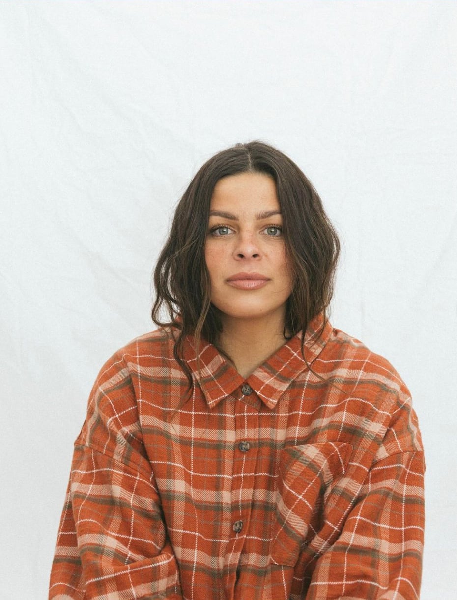 Alanis Désilets éblouissante en bikini fluorescent