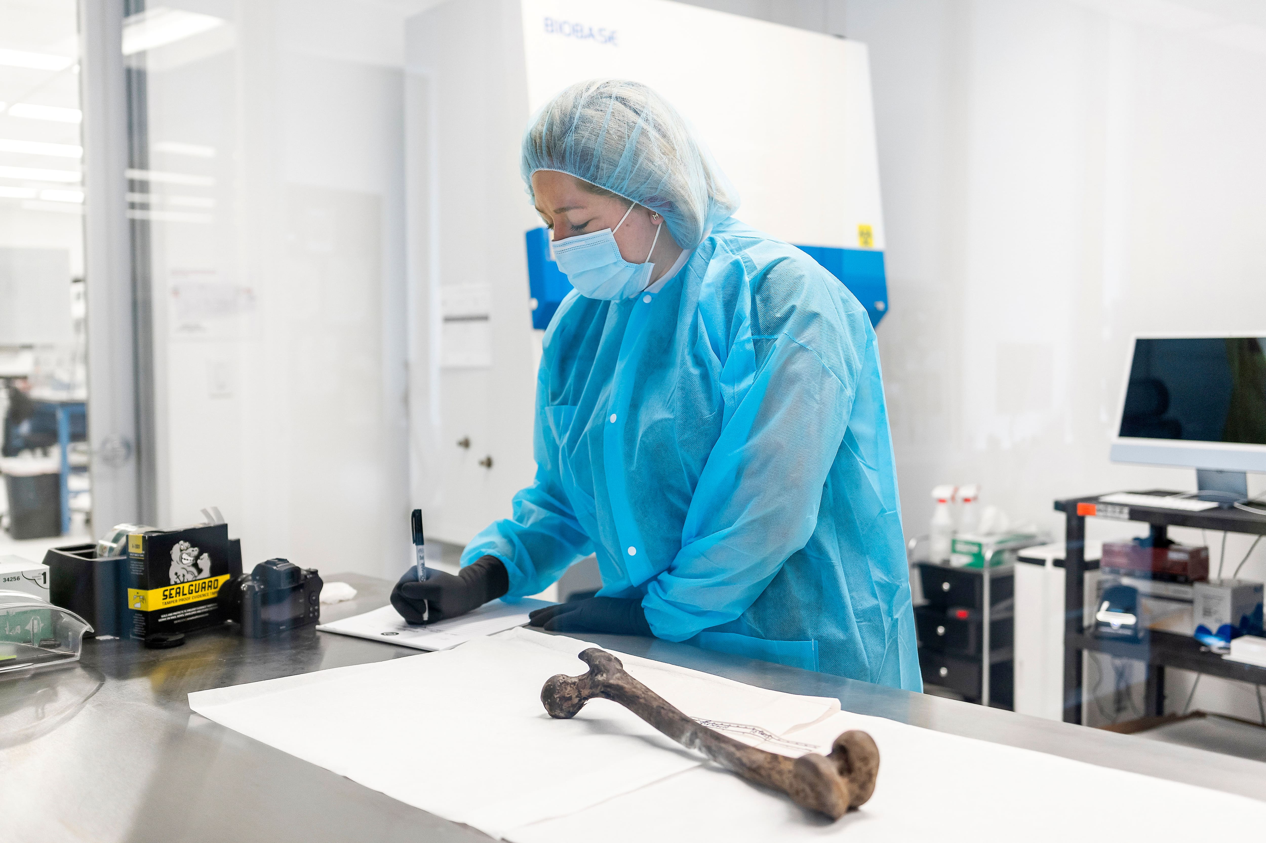 Des biologistes travaillent sur l’analyse d’ADN au laboratoire judiciaire Othram, au Texas.