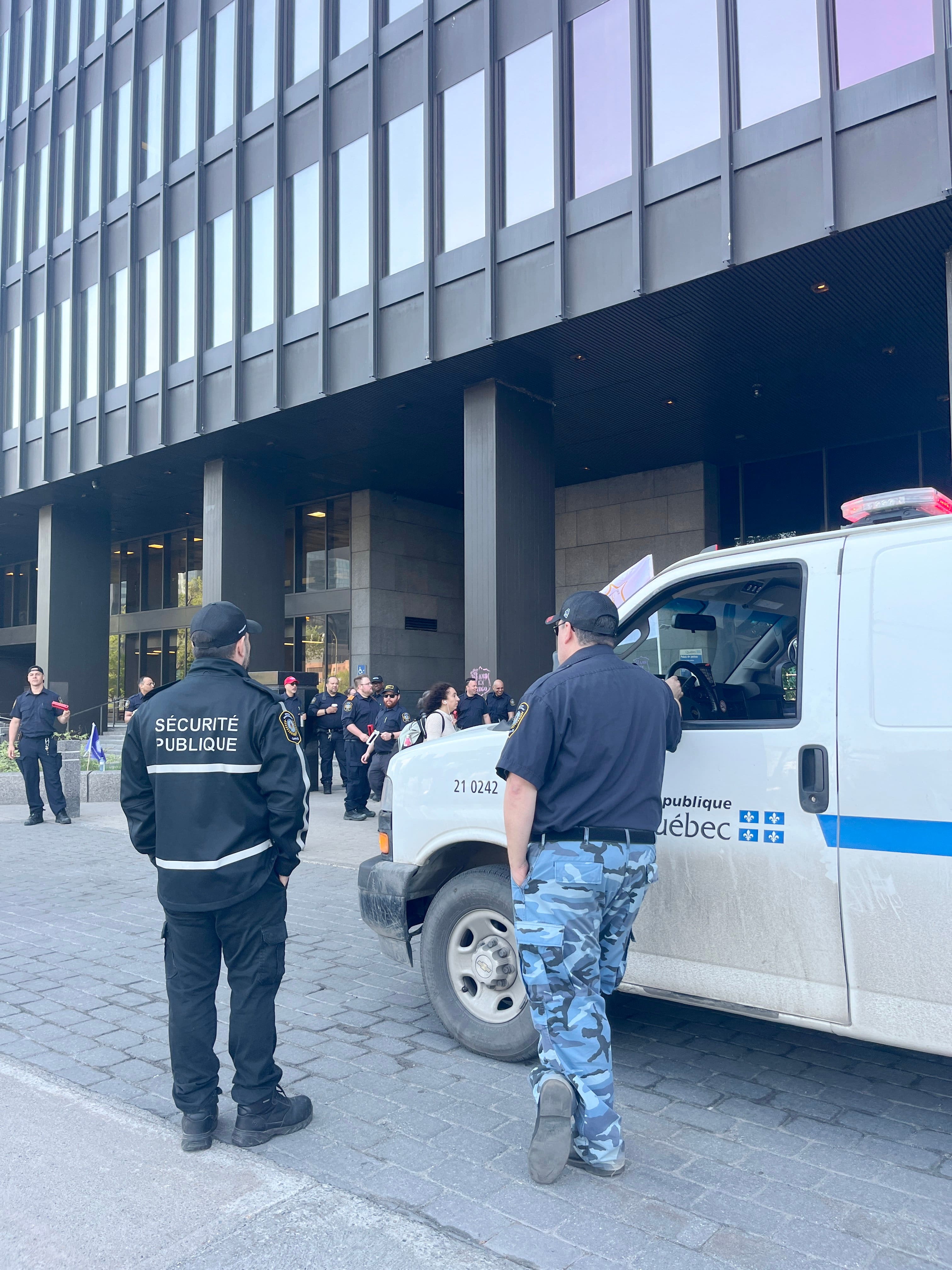 Des agents correctionnels devant le palais de justice de Montréal lors d'une manifestation en mai dernier.