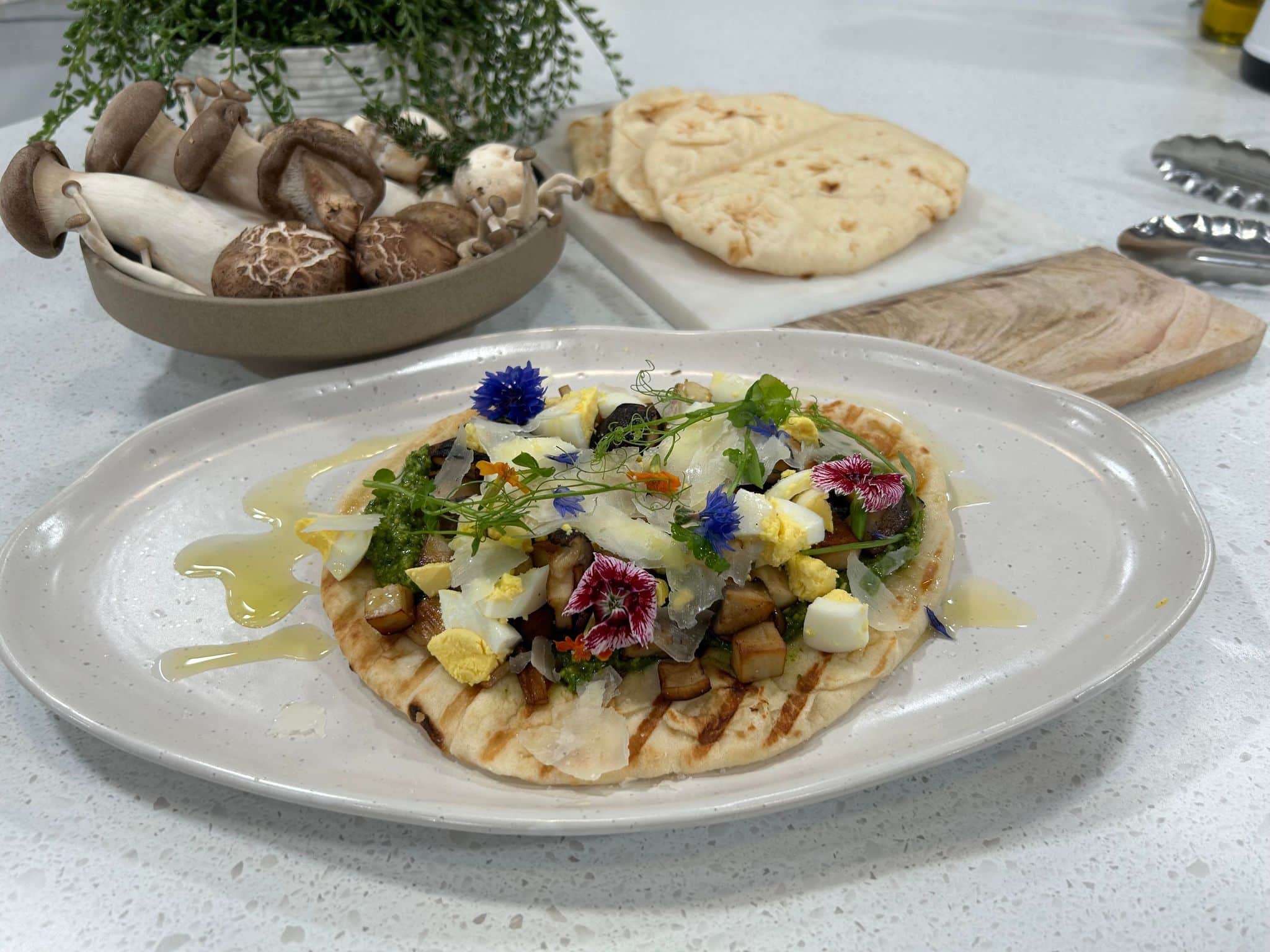 Poêlée de champignons sur naan au pesto
