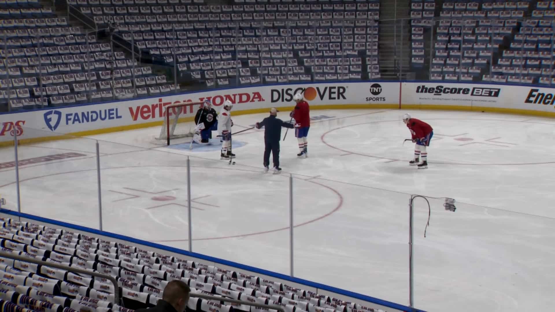 Le mystère plane: aucun défenseur ne patine avec les réservistes à l'entraînement matinal du CH à Buffalo