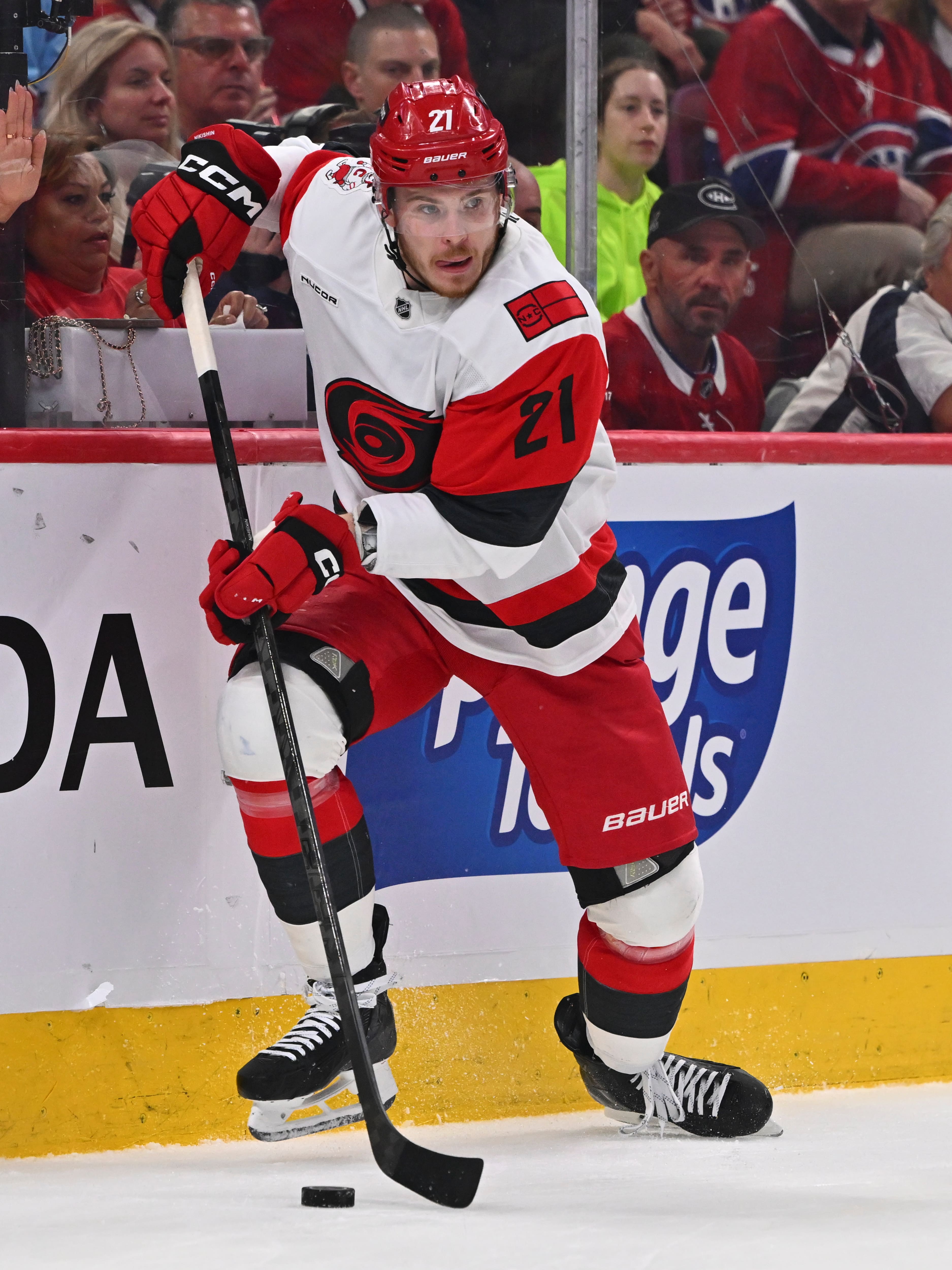 Hurricanes: le jeune défenseur Alexander Nikishin aurait exigé une transaction