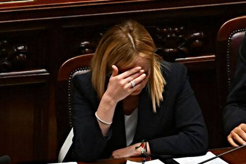 Meloni faşist olduğunu reddediyor ve İtalya'yı AB ve NATO'ya demirliyor