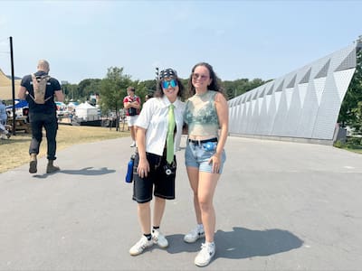 Amanda Jones (24) y Madison Garrity (24), de Massachussets, estaban en el Festival Osheaga, el 2 de agosto de 2025. Crédito: Félix Desjardins