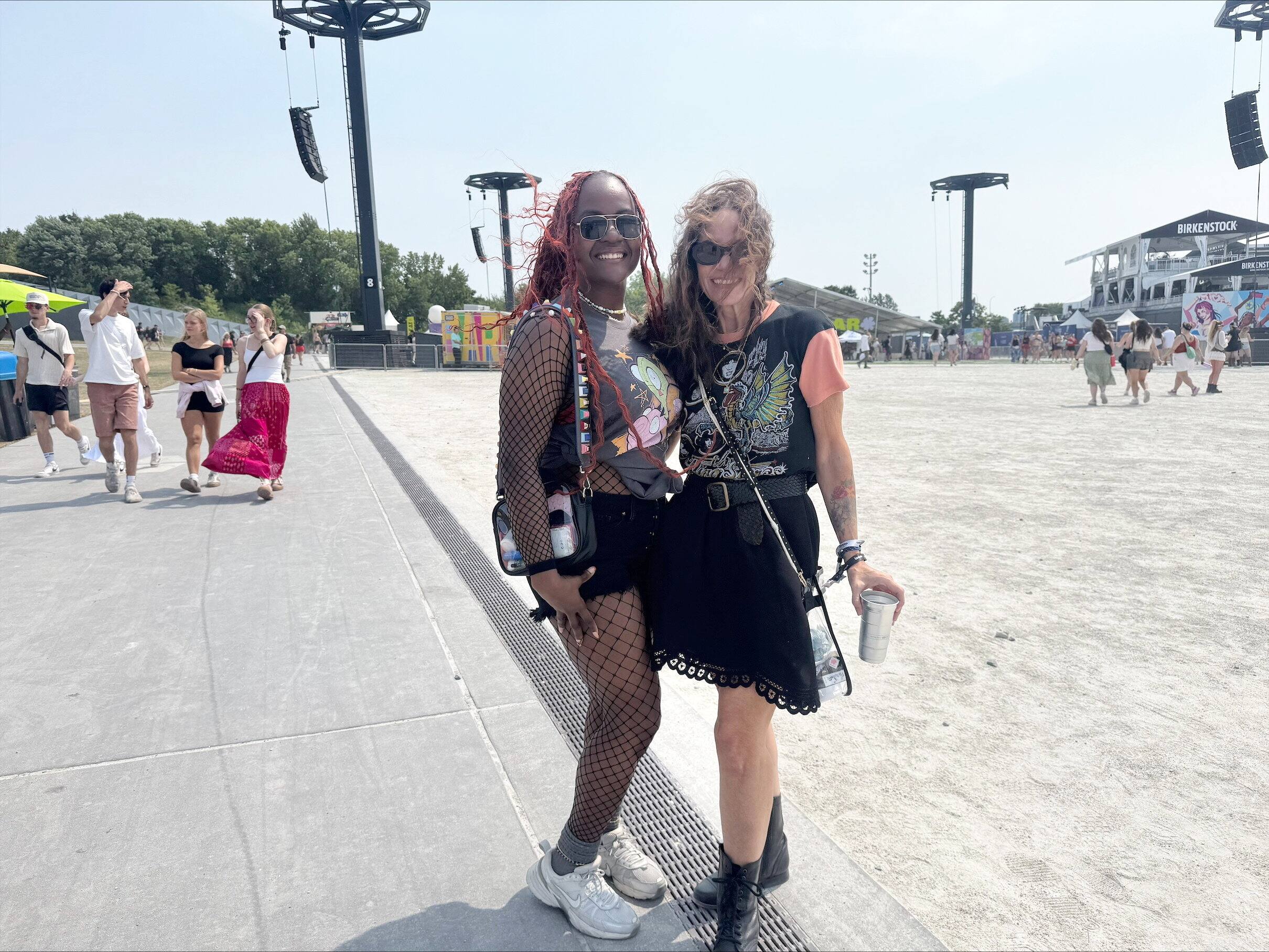 Kay Louise (30), Florida, y Nikki Atkinson (55), de Nueva Jersey, estaban en el Festival Osheaga, el 2 de agosto de 2025. Crédito: Félix Desjardins
