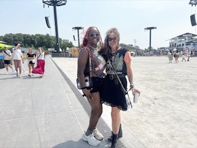 Kay Louise (30), Florida, y Nikki Atkinson (55), de Nueva Jersey, estaban en el Festival Osheaga, el 2 de agosto de 2025. Crédito: Félix Desjardins