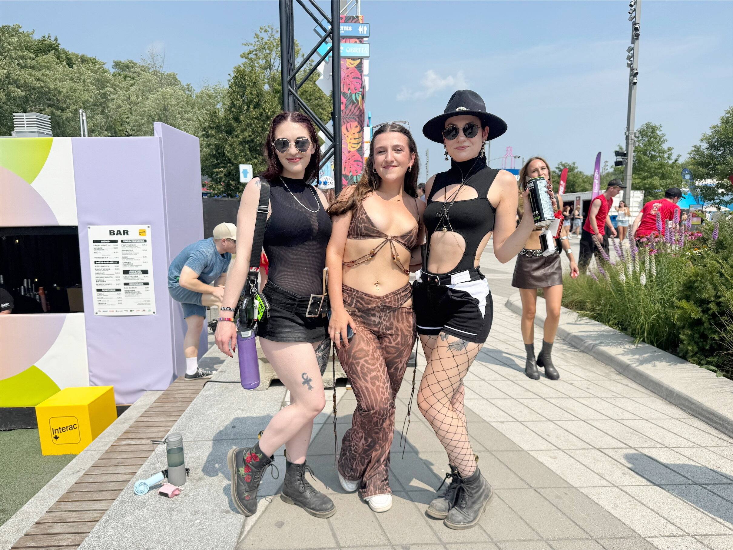 Katie Stordy (25), Julian Butler (26) y Mackenzie Hambly (21), Isla del Príncipe Eduardo, estaban en el Festival Osheaga, el 2 de agosto de 2025. Crédito: Félix Desjardins