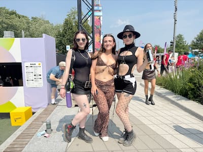 Katie Stordy (25), Julian Butler (26) y Mackenzie Hambly (21), Isla del Príncipe Eduardo, estaban en el Festival Osheaga, el 2 de agosto de 2025. Crédito: Félix Desjardins