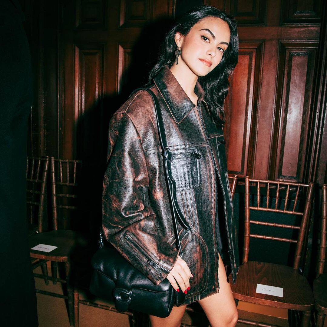 Camila Mendes adopte la tendance sans pantalons