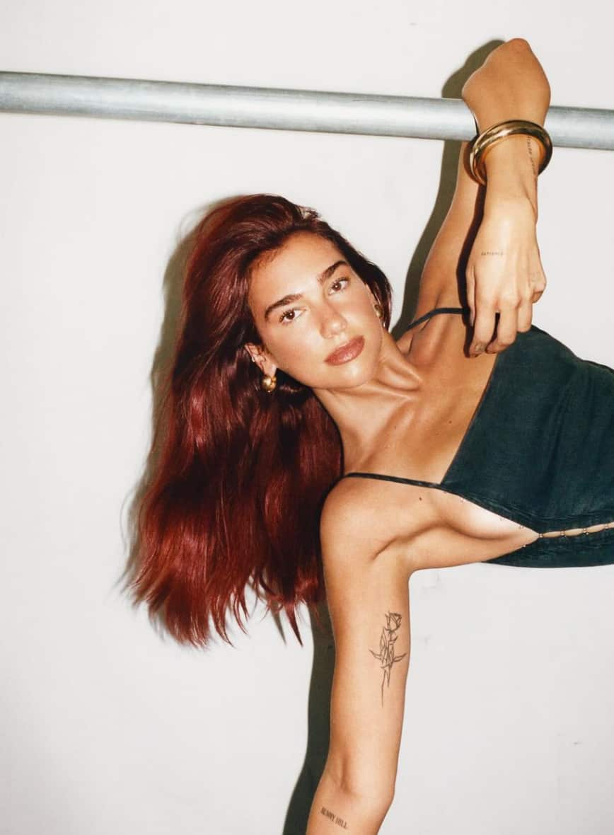 Dua Lipa dominatrice dans une longue robe de cuir