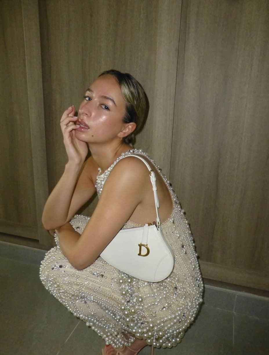 Izzi Poopi ose un décolleté jusqu’au nombril