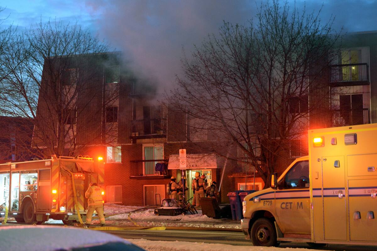 EN IMAGES | Incendie &agrave; Longueuil dans un immeuble &agrave; logements
