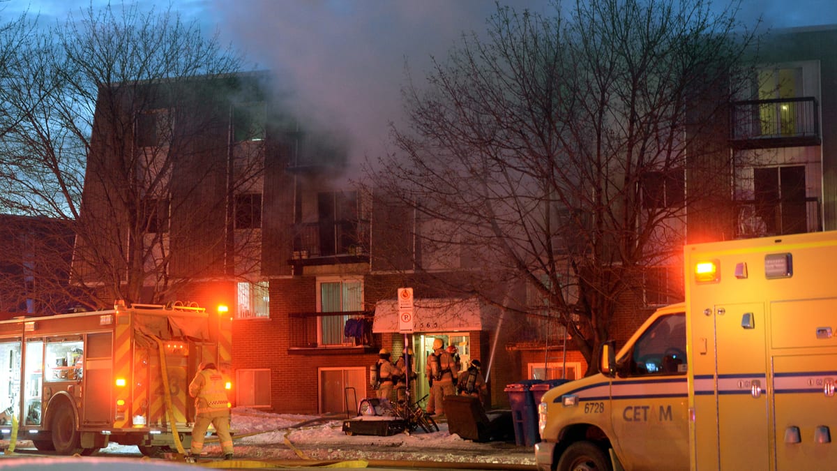 EN IMAGES | Incendie à Longueuil dans un immeuble à logements