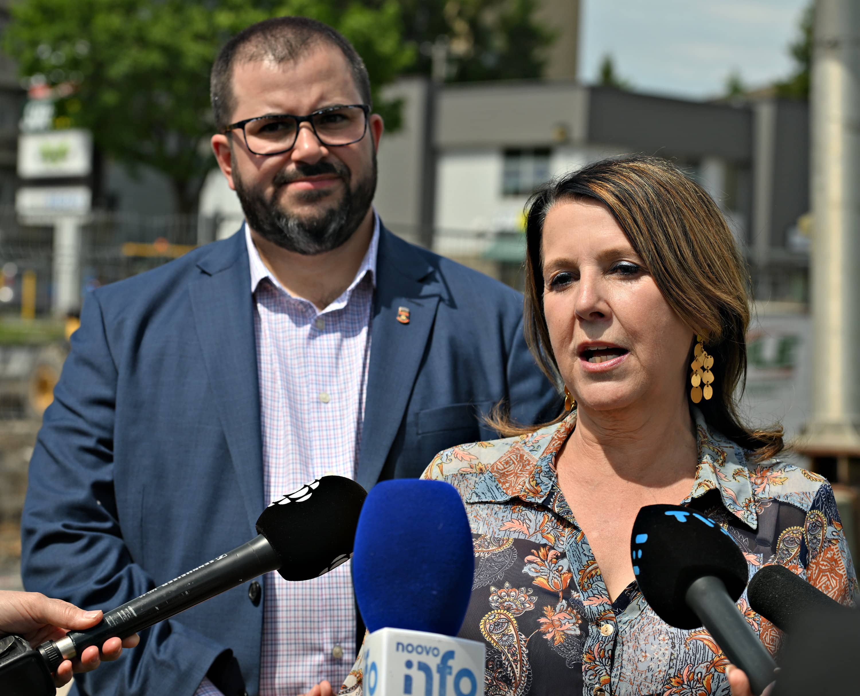 La vice-présidente du comité exécutif de la Ville de Québec, Marie-Josée Asselin, accompagnée du conseiller de la Pointe-de-Sainte-Foy, Jean-Luc Lavoie, devant le chantier des travaux préparatoires du tramway sur le chemin des Quatre-Bourgeois.