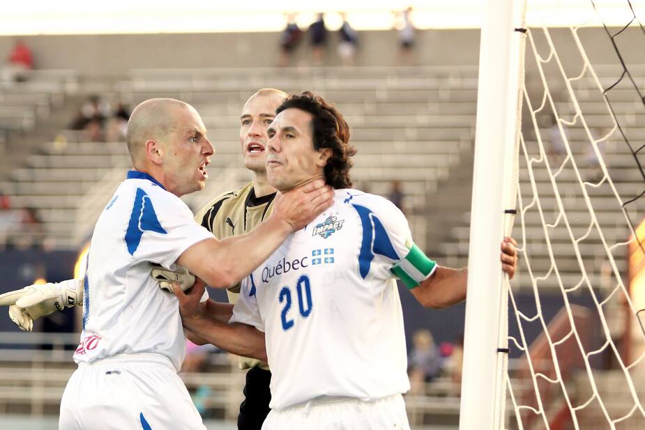 Le joueur Sandro Grande lorsqu’il avait empoigné son coéquipier Mauro Biello à la gorge pendant un entraînement de l’Impact, en 2009.