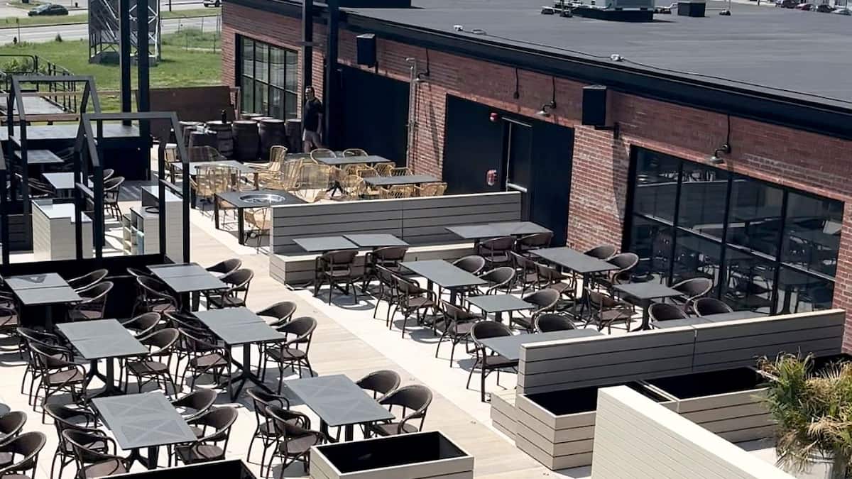Arsenal Rooftop Québec, ville gourmande: une immense terrasse sur le toit de la ...