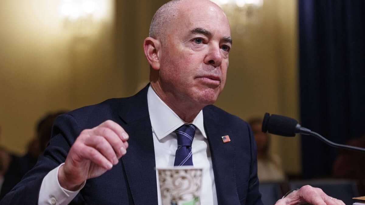 Début du procès du ministre de Biden chargé de l'immigration au Sénat américain