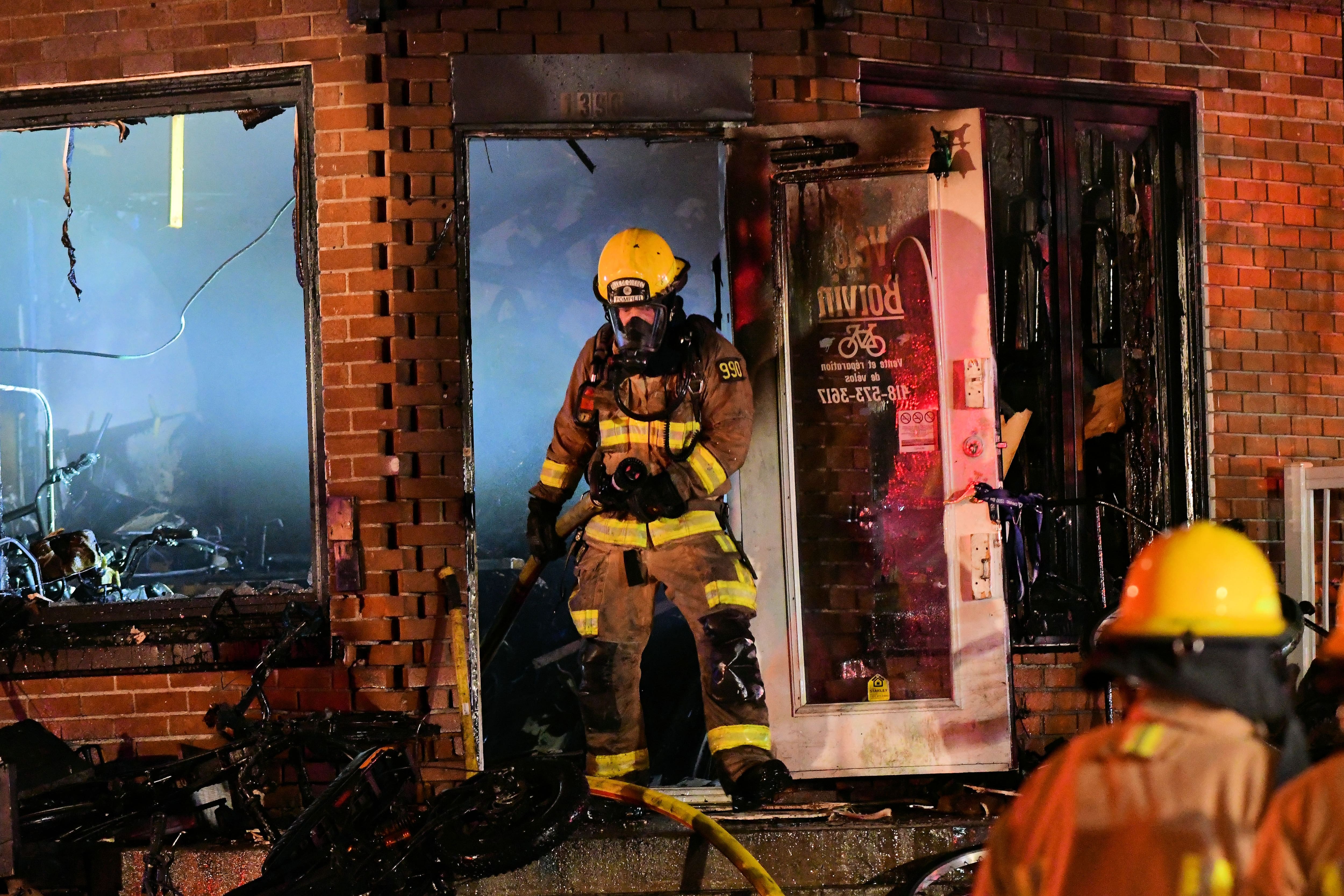 Incendie 2e alarme commerce vélos et logements le 27 septembre 2026. Photos Guy Martel NumeriQ.