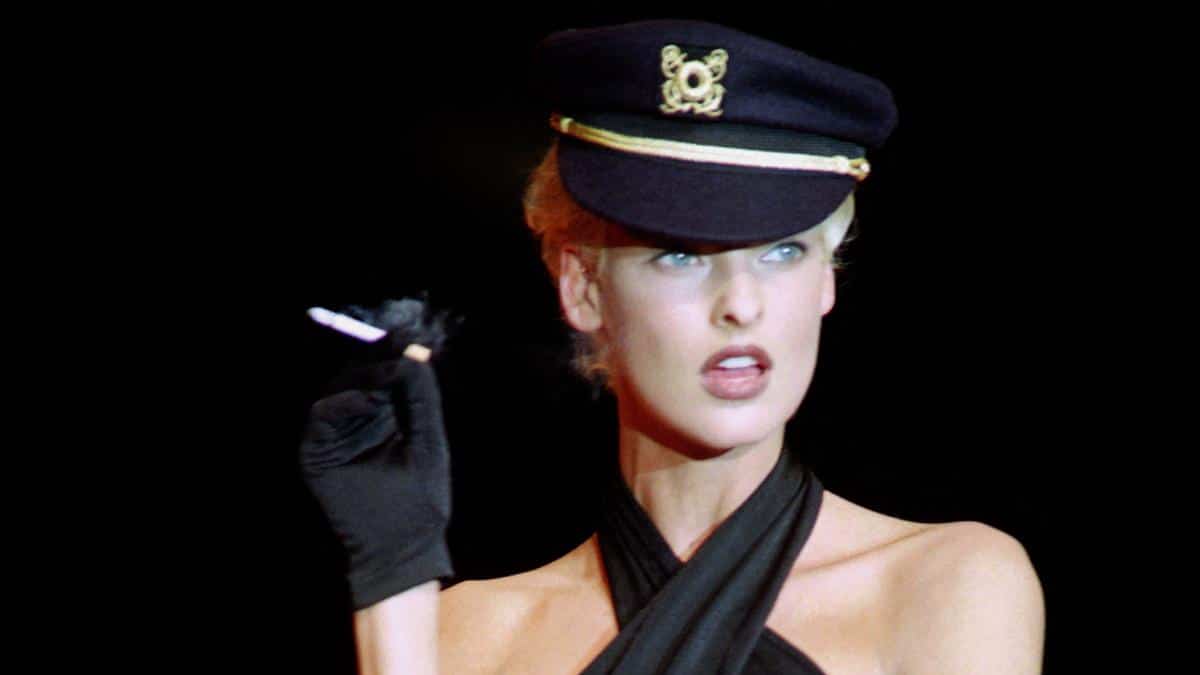 «Défigurée» par un soin esthétique, Linda Evangelista réclame 50 M$ de dédommagement