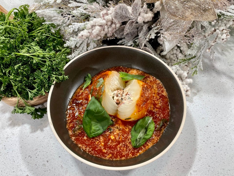 Oignons farcis au fromage et sauce tomate