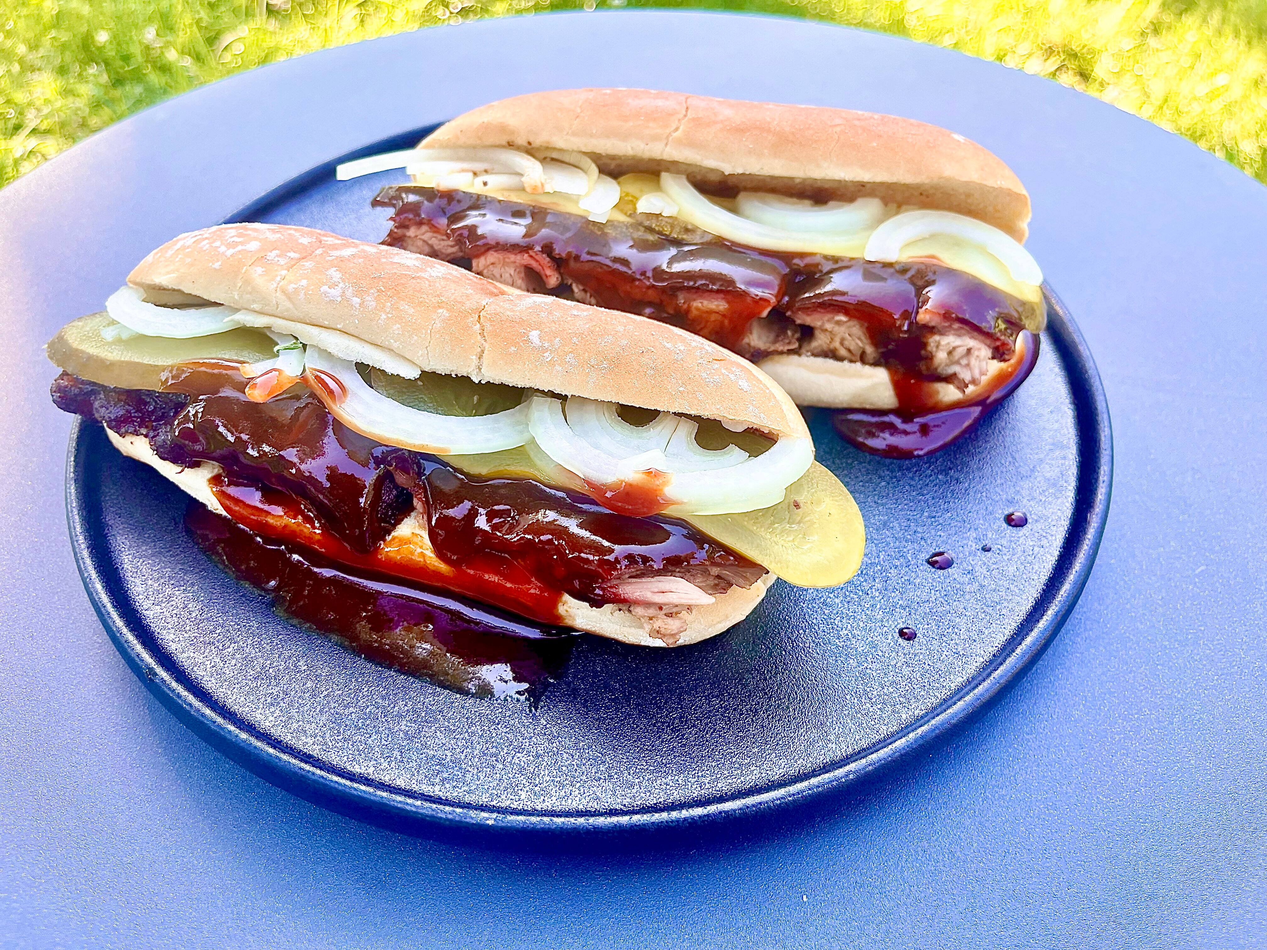 Sandwich de c&ocirc;tes lev&eacute;es sur le BBQ