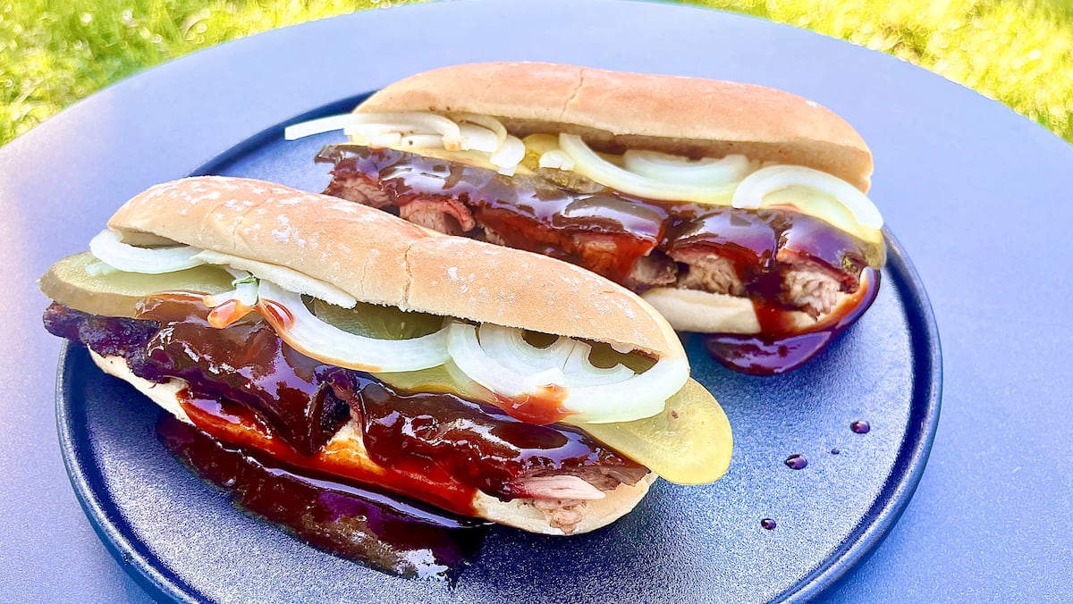 Sandwich de côtes levées sur le BBQ