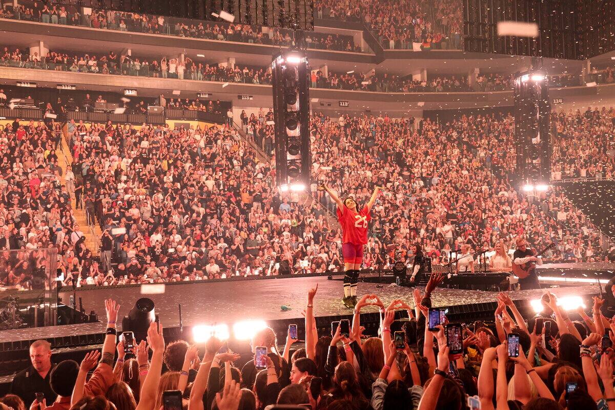 [IMAGES] Centre Vid&eacute;otron: le d&eacute;lire pour Billie Eilish