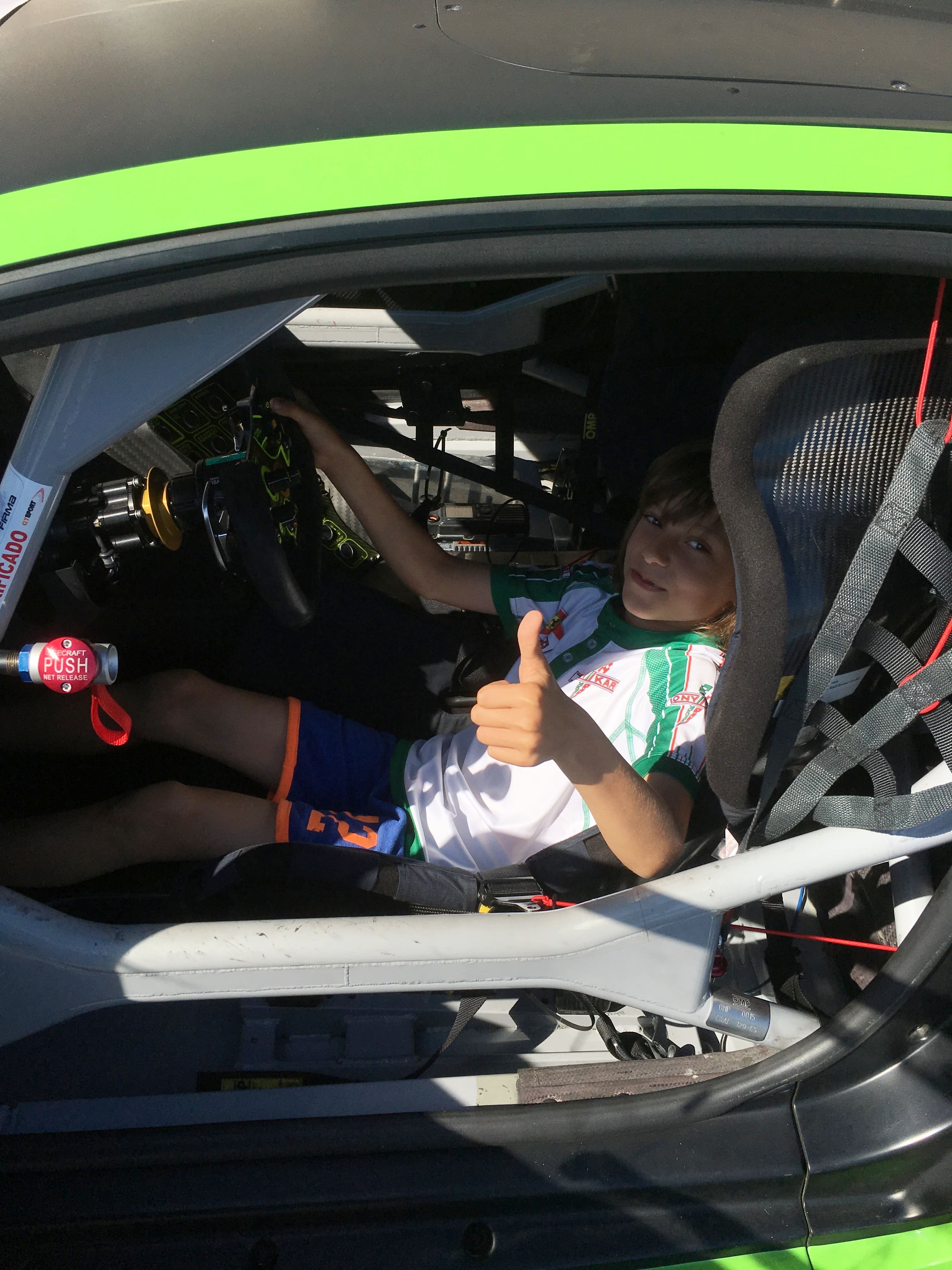 FOTO FOURNIE PAR MIKAËL GRENIER Quando o piloto do curso automóvel de Marco Antonelli em 2017, o piloto quebequense Mikaël Grenier conhece o jovem Kimi que domina o campeão do mundo na F1 em 2026. Mesmo que o jovem homme de 10 anos à época lui chippait sa place derrière le volant.   FOTO FOURNIE DE MIKAËL GRENIER