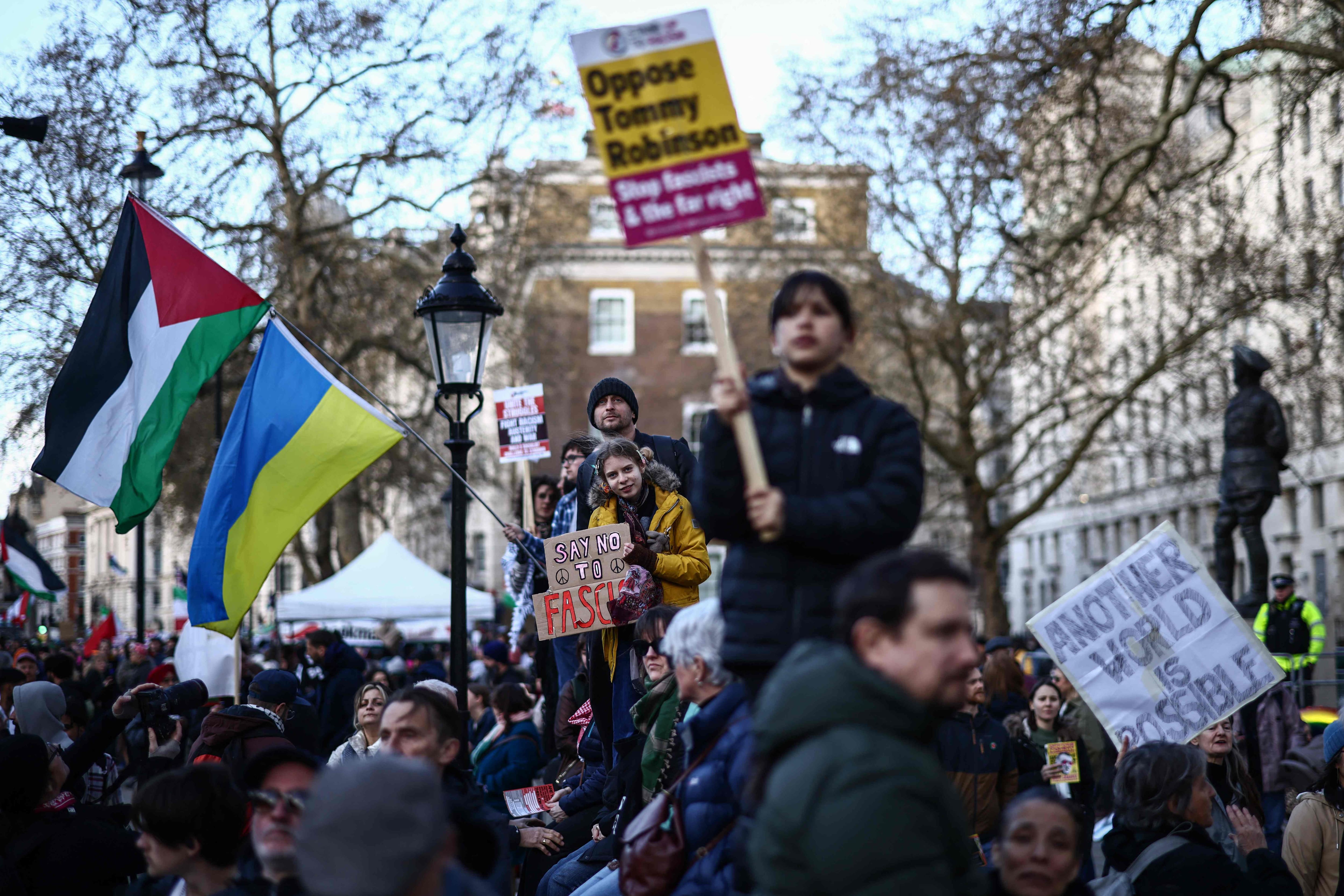 &Agrave; Londres, des dizaines de milliers de manifestants contre l'extr&ecirc;me droite