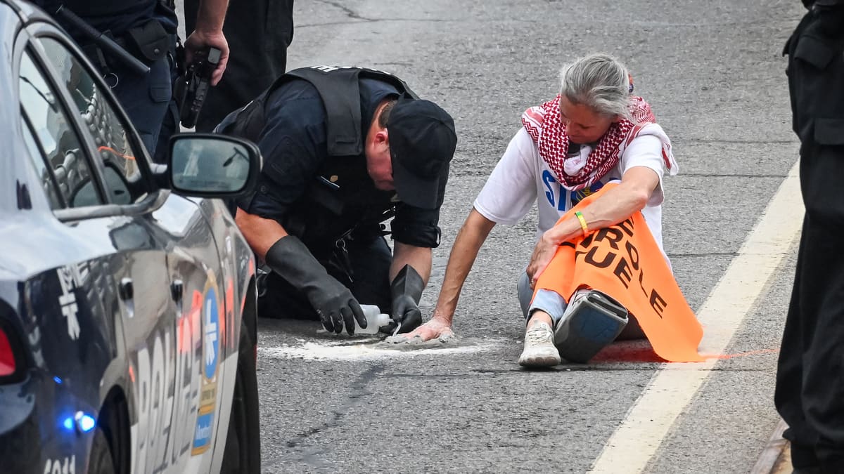 Des militants bloquent l’accès à l’aéroport Montréal-Trudeau