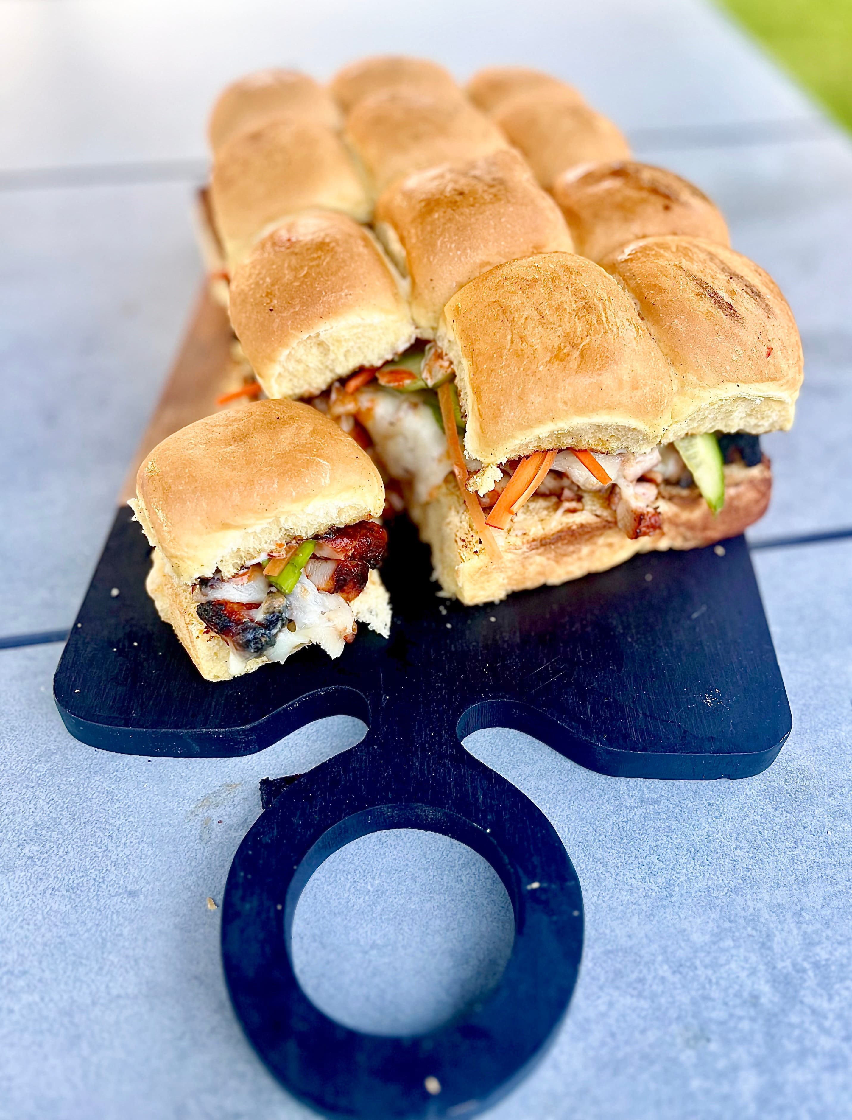 Un sandwich cor&eacute;en au poulet &eacute;pic&eacute; sur le BBQ pour les amateurs de sensations fortes