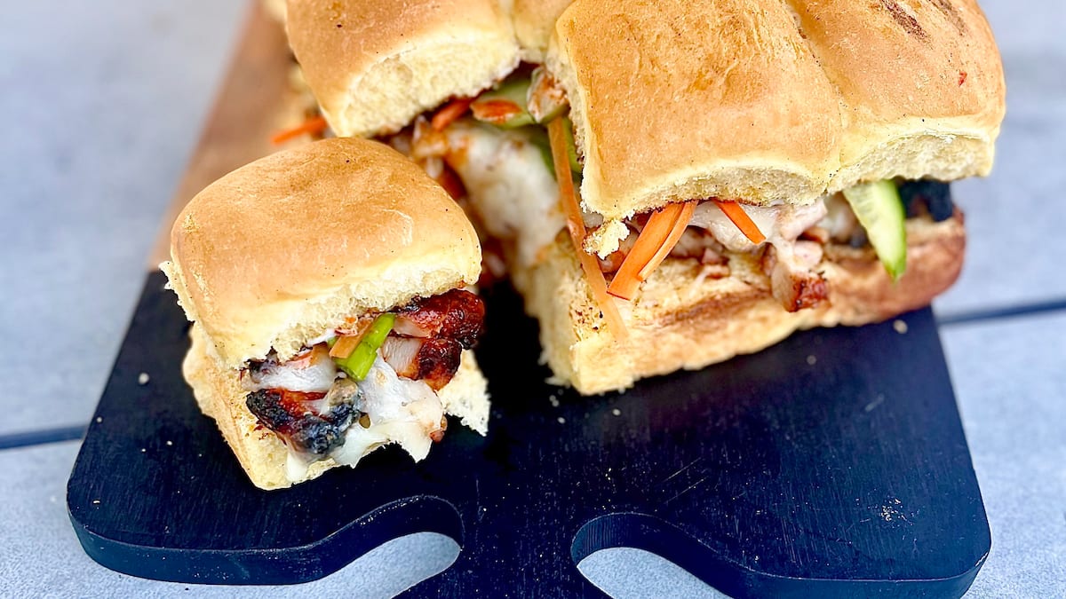 Un sandwich coréen au poulet épicé sur le BBQ pour les amateurs de sensations fortes