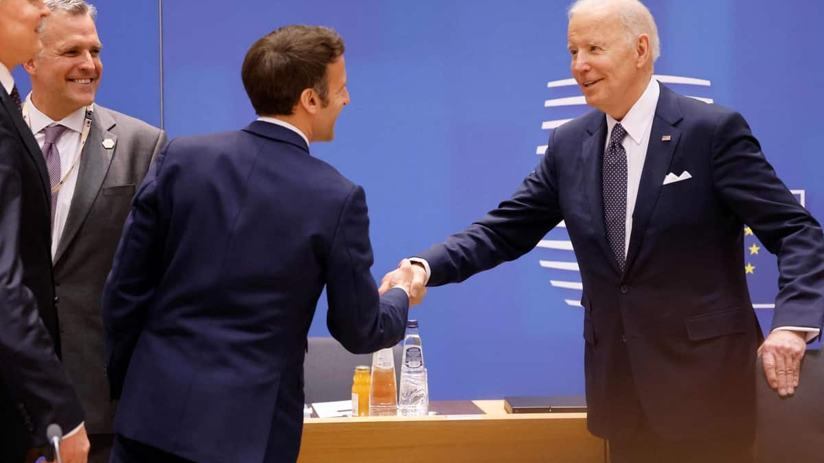 La réélection d'Emmanuel Macron saluée dans le monde