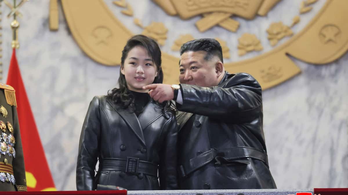 Habillée pour le pouvoir? Kim Jong-un et sa fille portent des vestes assorties lors d'un défilé militaire