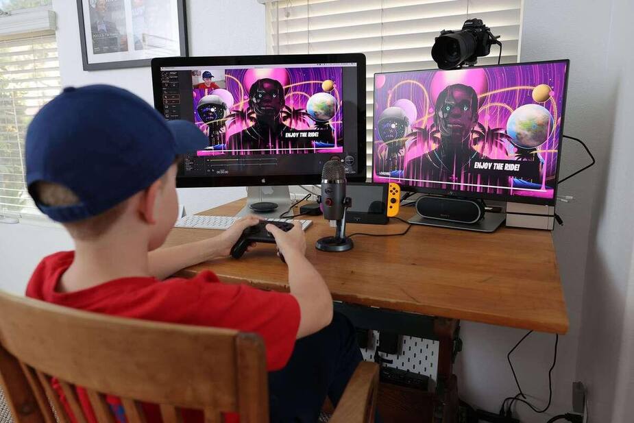 Le Travis Scott de Fortnite mesurait plus de dix fois la taille des spectateurs, incarnés par les avatars traditionnels du jeu, qui pouvaient danser et se mélanger les uns aux autres.