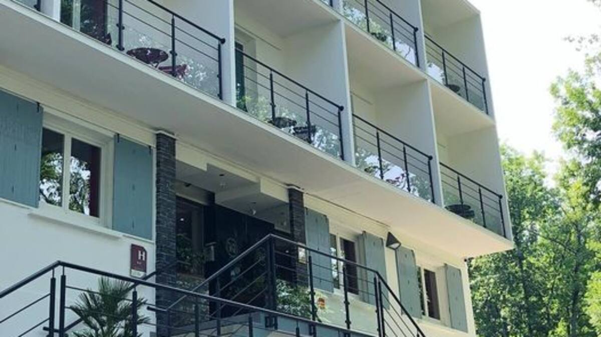 Il défèque sur le plancher de sa chambre d’hôtel et s’enfuit nu sans payer sa nuitée