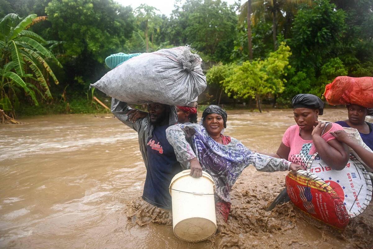 Au moins 42 morts et des milliers de déplacés après des inondations en ...
