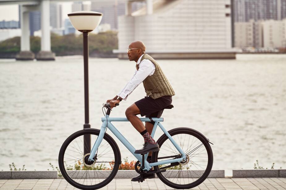 La compagnie néerlandaise de vélos électriques haut de gamme VanMoof vise une clientèle fortunée et se présente elle-même comme la « Tesla du vélo électrique».