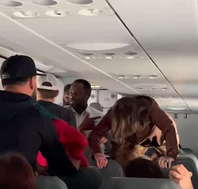 TO SEE |  “She’s possessed!”: plane passenger causes real chaos