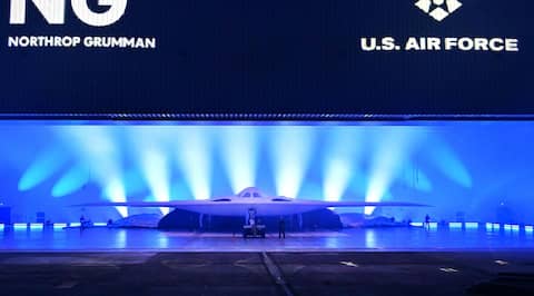 Yıllarca süren gizli araştırmalardan sonra, B-21 Raider Cuma günü ABD Hava Kuvvetlerinin Palmdale, California'daki Hangar 42'de düzenlenen bir törenle tanıtıldı. 30 yılı aşkın bir süredir üretilen ilk bombardıman uçağıydı.