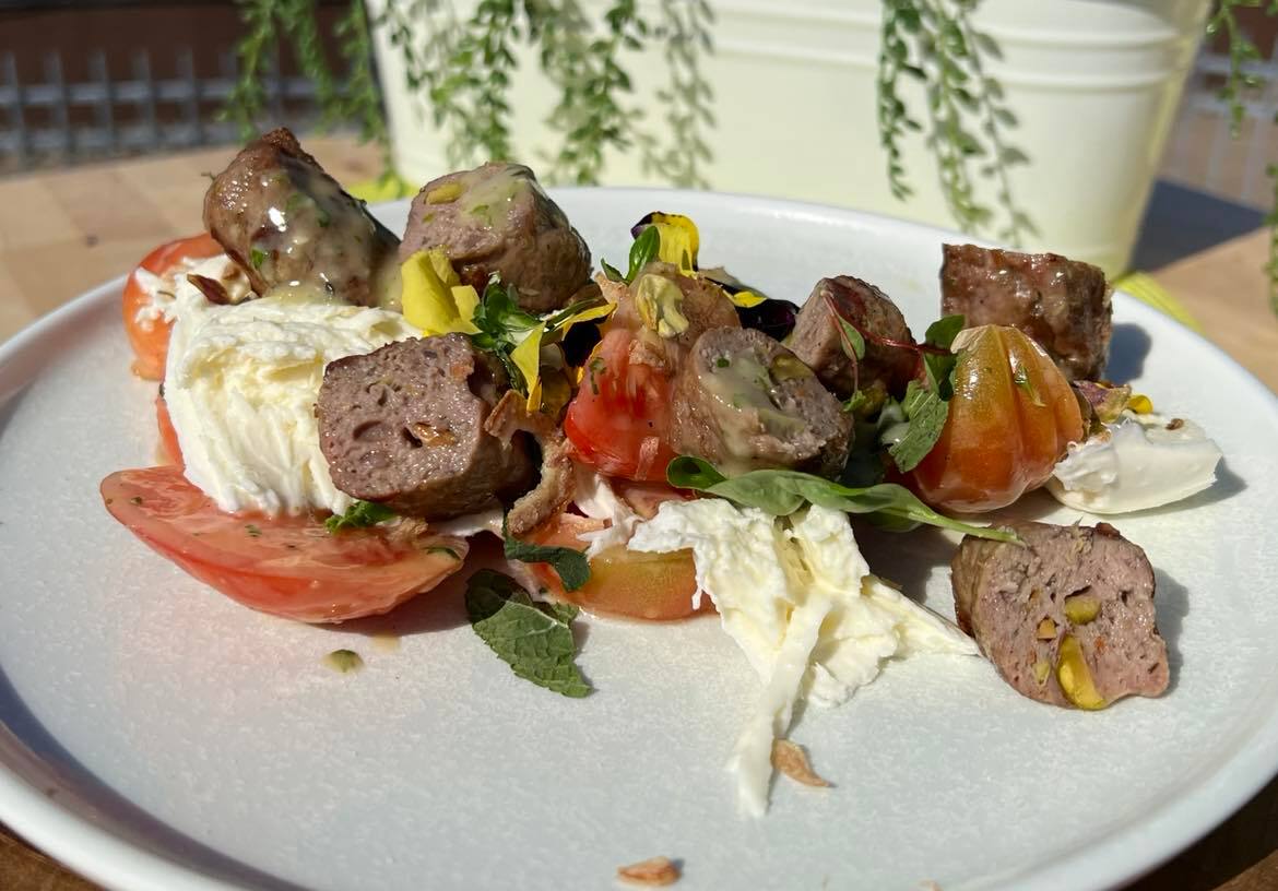 Brochettes d’agneau grillé aux herbes salées