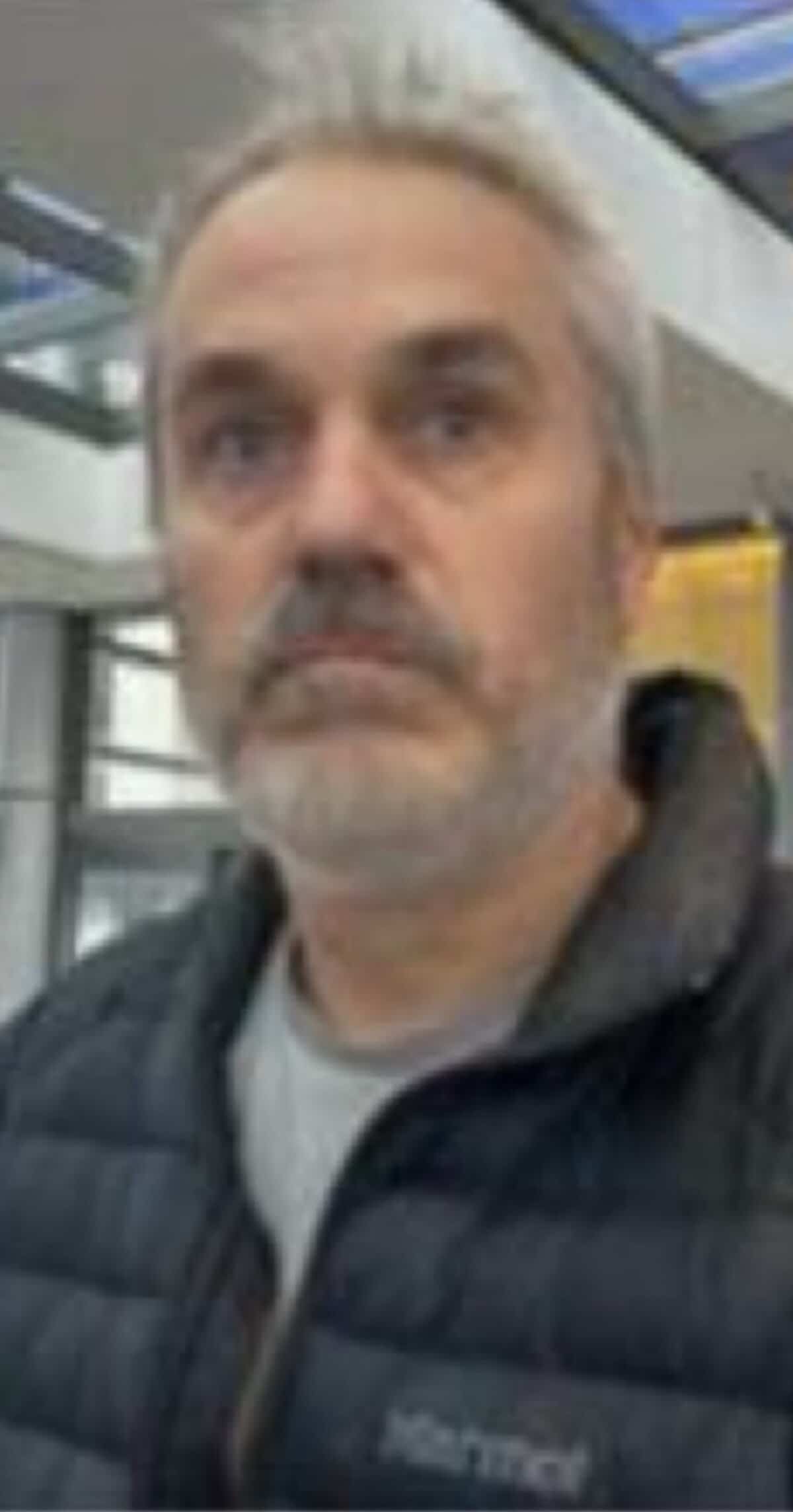 Accus&eacute; d&rsquo;action ind&eacute;cente: un policier de la SQ se serait cach&eacute; sous une estrade pour l&eacute;cher les bottes d&rsquo;une femme