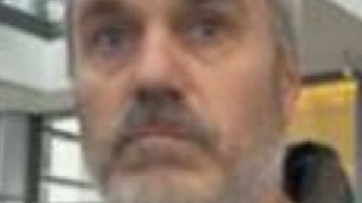 Accusé d’action indécente: un policier de la SQ se serait caché sous une estrade pour lécher les bottes d’une femme